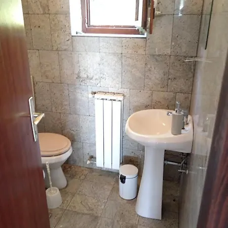 Kuca U Zelenilu Poljane